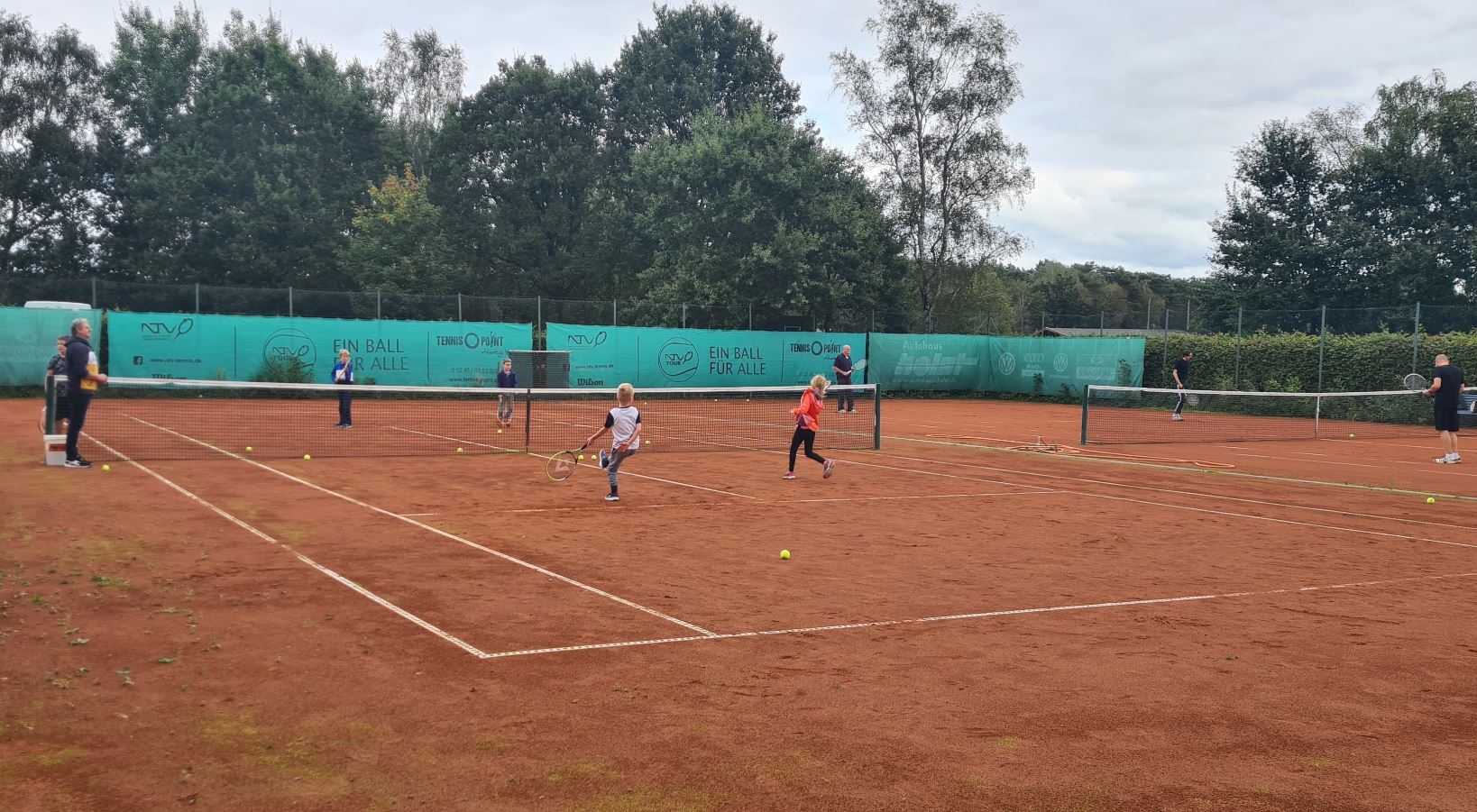 Kinder beim Tennisspielen